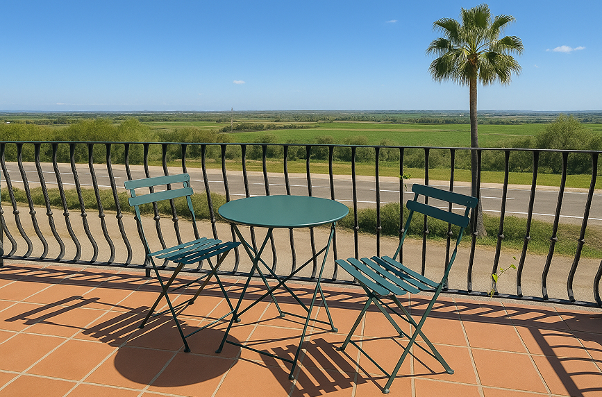 Habitación con terraza Terraza de una de las habitaciones del hotel, con vistas al campo y a la carretera