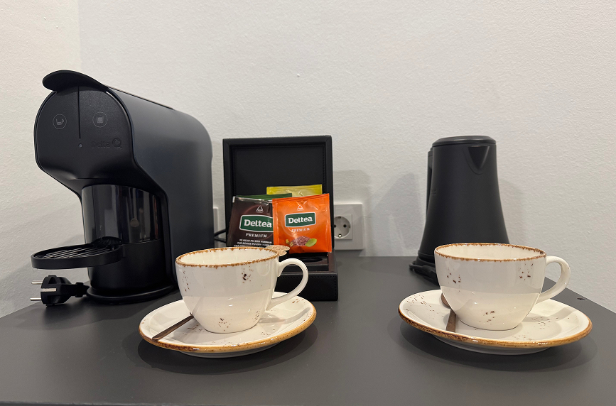 Cafetera y Hervidor Cafetera de capsulas y hervidor de agua en una de las habitaciones del hotel