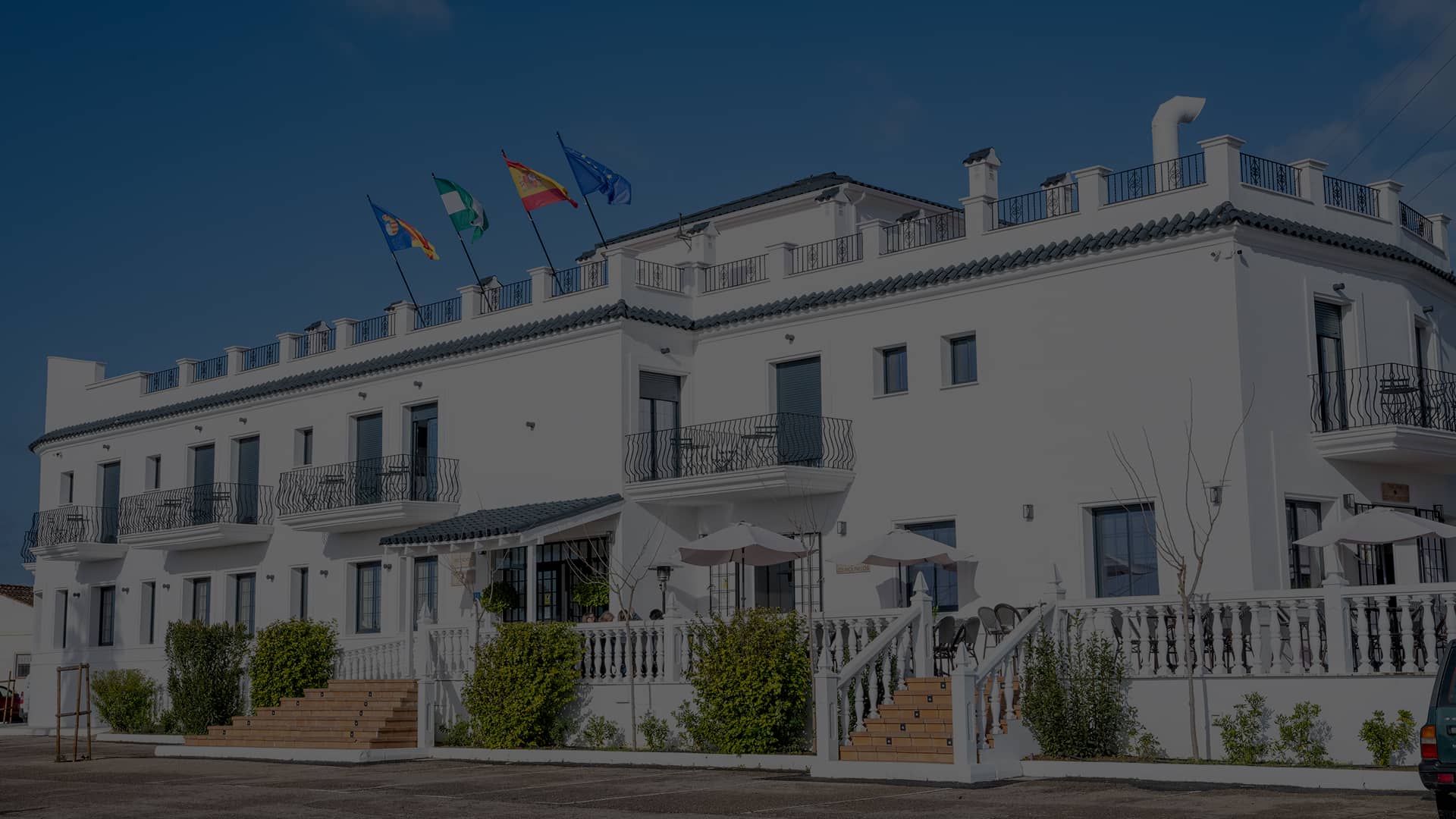 Vista general de la blanca fachada del Hotel Los Molinilllos