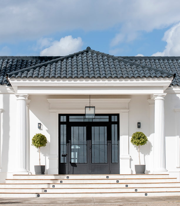 Bonita puerta de entrada a la zona de eventos, de estilo clásico