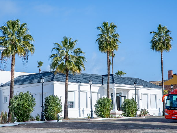 Vista general del edificio que alberga los salones de eventos, con gran capacidad