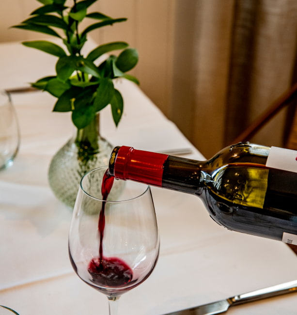 Copa de vino tinto servida en una mesa del restaurante