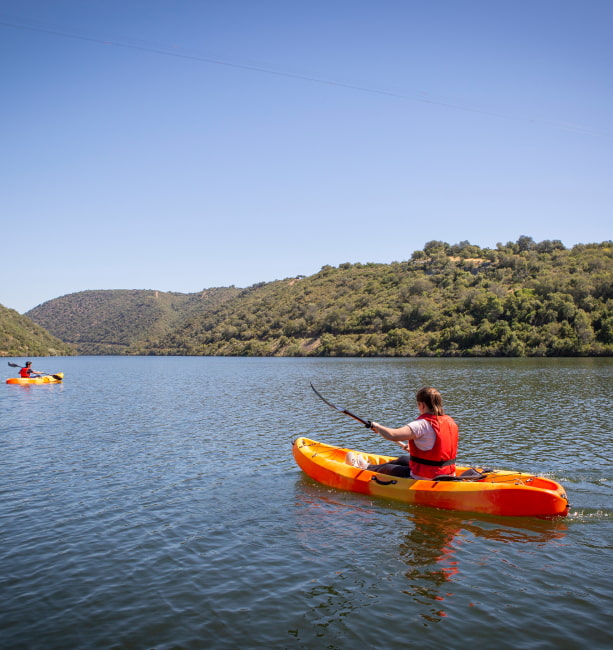 Multiaventura 2 personas practicando Kajak en aguas tranquilas
