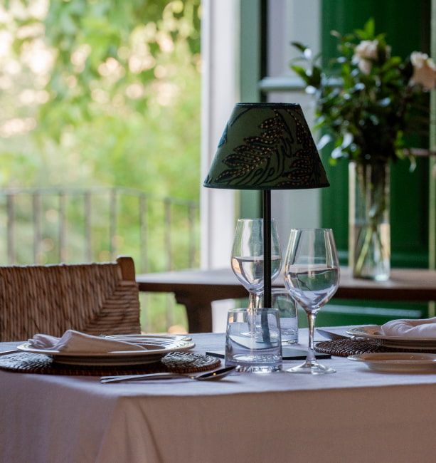 Restaurante La Molienda Detalle de una de las elegantes mesas del restaurante, ubicado en el Hotel Corbella