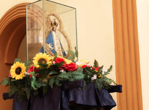 Romería de la Virgen de la Salud Virgen en procesión dentro de una urna