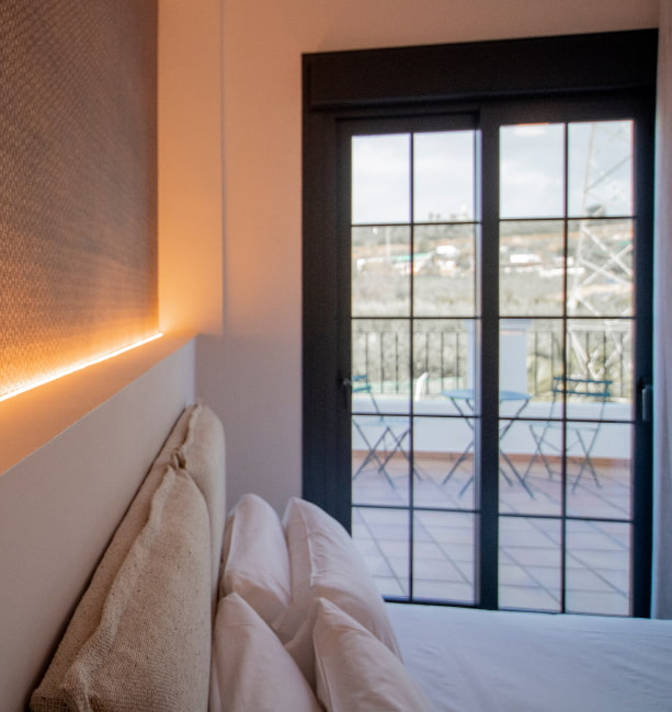 Habitación Los Molinillos Vista a una gran terraza desde el interior de una de las habitaciones del Hotel