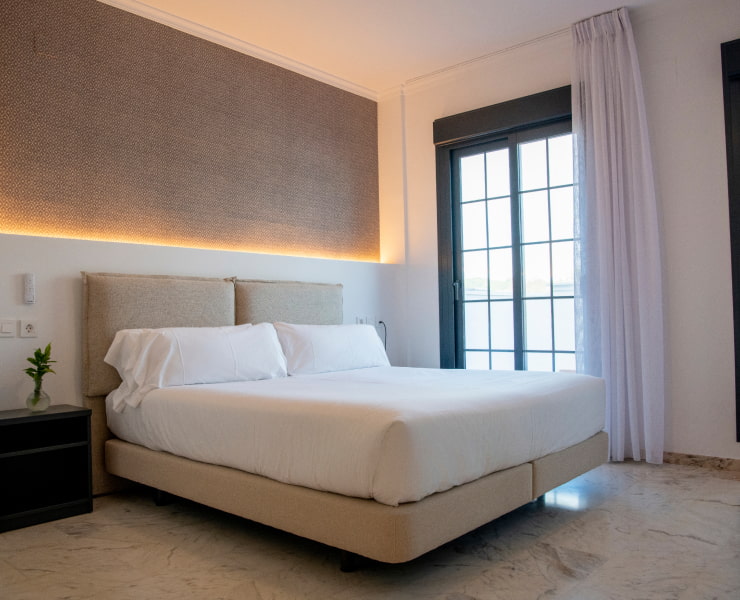 Habitación Doble Superior | Vista General Vista general de la Habitación Doble Superior, con cama de matriominio y decorada en tonos blancos y arena