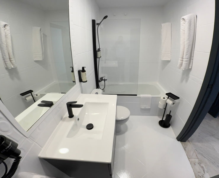 Habitación Doble | Baño Moderno cuarto de baño, decorado en blanco y negro y con bañera