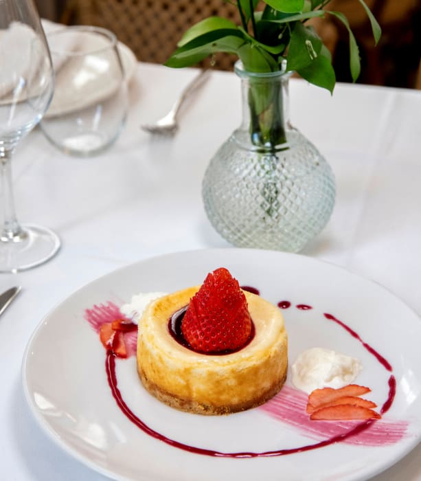 Delicioso plato de postre de fresa, con un bonito emplatado