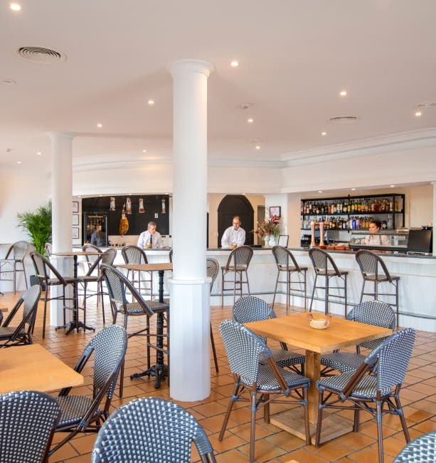 Interior de La Taberna de Los Molinillos, con bonitas columnas decorativas